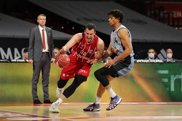 Zweikampf zwischen Paul Zipser (Muenchen) und Jeremy Jones (Crailsheim) GER, FC Bayern Basketball vs. Hakro Merlins Crailsheim, Basketball, 1.Bundesliga, Playoffs 2020 2021, Viertelfinale Spiel 1, 19.05.2021, GER, FC Bayern Basketball vs. Hakro Merlins Crailsheim, Basketball, 1.Bundesliga, Playoffs 2020 2021, Viertelfinale Spiel 1, 19.05.2021, Muenchen Copyright: xEIBNER MarcelxEngelbrechtx EP_EER