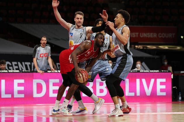 Fabian Bleck, Jeremy Jones und Jamuni McNeace (Crailsheim) versuchen Jalen Reynolds (Muenchen) zu blocken GER, FC Bayern Basketball vs. Hakro Merlins Crailsheim, Basketball, 1.Bundesliga, Playoffs 2020 2021, Viertelfinale Spiel 1, 19.05.2021, GER, FC Bayern Basketball vs. Hakro Merlins Crailsheim, Basketball, 1.Bundesliga, Playoffs 2020 2021, Viertelfinale Spiel 1, 19.05.2021, Muenchen Copyright: xEIBNER MarcelxEngelbrechtx EP_EER