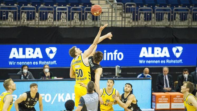v.l. Ben Lammers - Alba 50, Kotsar, 20.05.2021, BBL, Alba Berlin vs Hamburg Towers, in der Mercedes Benz Arena, GER, Berlin, BBL,20.05.2021, BBL, Playoff VF, Alba vs Hamburg Towers Berlin Copyright: xUwexKoch Eibner-Pressefotox EP_UKH