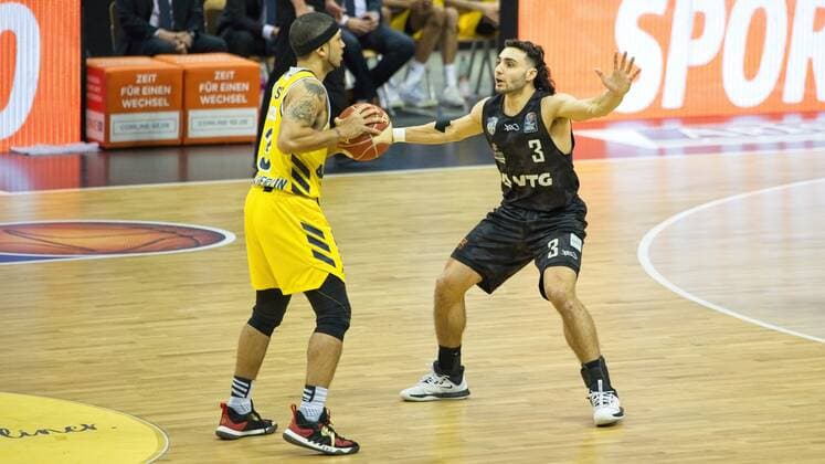 v.l. Peyton Siva - Alba 3, Max DiLeo - 3 Hamburg T, 20.05.2021, BBL, Alba Berlin vs Hamburg Towers, in der Mercedes Benz Arena, GER, Berlin, BBL,20.05.2021, BBL, Playoff VF, Alba vs Hamburg Towers Berlin Copyright: xUwexKoch Eibner-Pressefotox EP_UKH