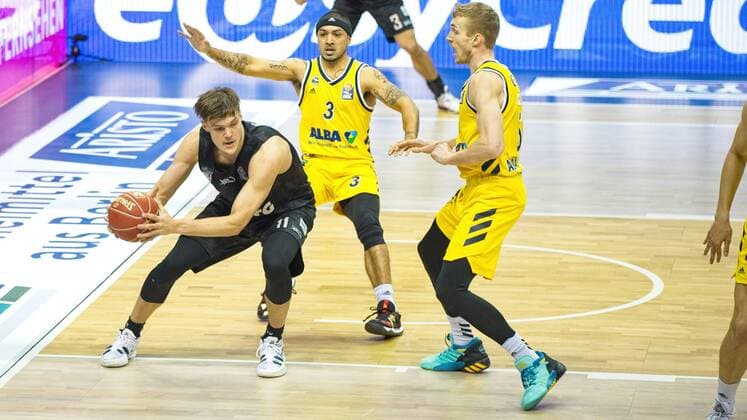 v.l. Maik Kotsar - 11 Hamburg T, Peyton Siva - Alba 3, Niels Giffey - Alba 5, 20.05.2021, BBL, Alba Berlin vs Hamburg Towers, in der Mercedes Benz Arena, GER, Berlin, BBL,20.05.2021, BBL, Playoff VF, Alba vs Hamburg Towers Berlin Copyright: xUwexKoch Eibner-Pressefotox EP_UKH