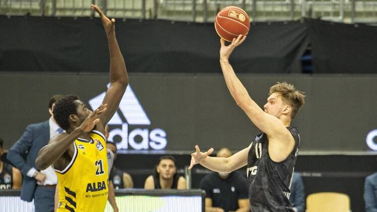 v.l. Christ Koumadje - Alba 21, Maik Kotsar - 11 Hamburg T, 20.05.2021, BBL, Alba Berlin vs Hamburg Towers, in der Mercedes Benz Arena, GER, Berlin, BBL,20.05.2021, BBL, Playoff VF, Alba vs Hamburg Towers Berlin Copyright: xUwexKoch Eibner-Pressefotox EP_UKH