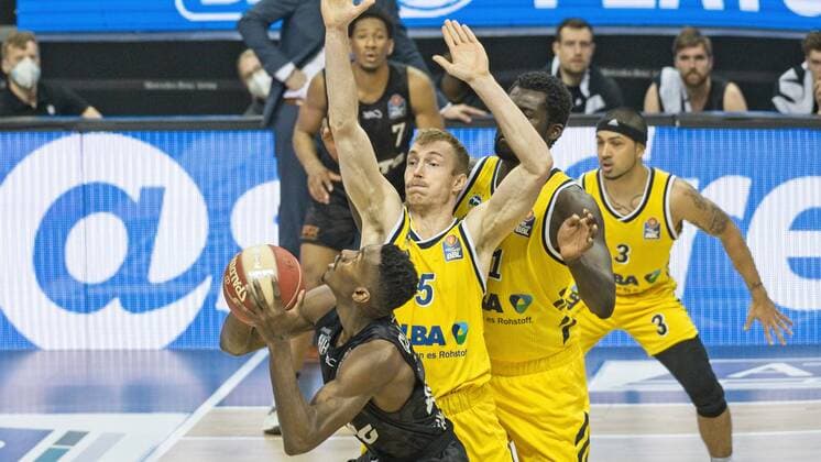 v.l. Kameron Taylor - 7 Hamburg T, Niels Giffey - Alba 5, 20.05.2021, BBL, Alba Berlin vs Hamburg Towers, in der Mercedes Benz Arena, GER, Berlin, BBL,20.05.2021, BBL, Playoff VF, Alba vs Hamburg Towers Berlin Copyright: xUwexKoch Eibner-Pressefotox EP_UKH