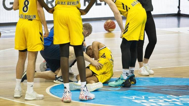 Louis Olinde - Alba 19, verletzt, 20.05.2021, BBL, Alba Berlin vs Hamburg Towers, in der Mercedes Benz Arena, GER, Berlin, BBL,20.05.2021, BBL, Playoff VF, Alba vs Hamburg Towers Berlin Copyright: xUwexKoch Eibner-Pressefotox EP_UKH