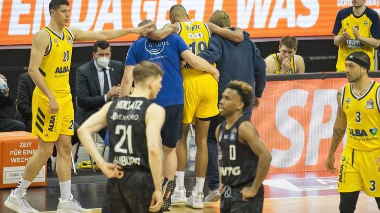 Louis Olinde - Alba 19, geht verletzt vom Platz, 20.05.2021, BBL, Alba Berlin vs Hamburg Towers, in der Mercedes Benz Arena, GER, Berlin, BBL,20.05.2021, BBL, Playoff VF, Alba vs Hamburg Towers Berlin Copyright: xUwexKoch Eibner-Pressefotox EP_UKH
