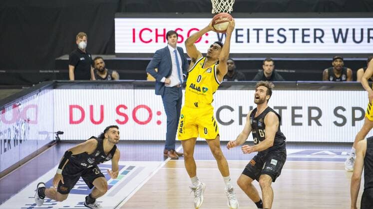 v.l. Max DiLeo - 3 Hamburg T, Maodo Lo - Alba 0, Patrick Spencer - 61 Hamburg T, 20.05.2021, BBL, Alba Berlin vs Hamburg Towers, in der Mercedes Benz Arena, GER, Berlin, BBL,20.05.2021, BBL, Playoff VF, Alba vs Hamburg Towers Berlin Copyright: xUwexKoch Eibner-Pressefotox EP_UKH