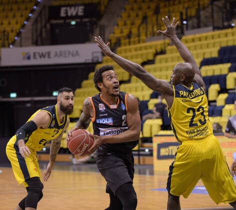 Troy CAUPAIN (23 ratiopharm ulm) zieht zum Korb gegen Rickey PAULDING (23 EWE Baskets Oldenburg) bei der Partie EWE Baskets Oldenburg vs ratiopharm Ulm, Basketball, Bundesliga, 20.05.2021, Saison 2020 2021, Playoffs, Viertelfinale, 1. Spieltag ; Copyright: xErikxHillmer EIBNERx EP_ehr EWE Baskets Oldenburg vs ratiopharm Ulm, Basketball, Bundesliga, 20.05.2021, Saison 2020 2021, Playoffs, Viertelfinale, 1. Spieltag Oldenburg Copyright: xErikxHillmer EIBNERx EP_ehr