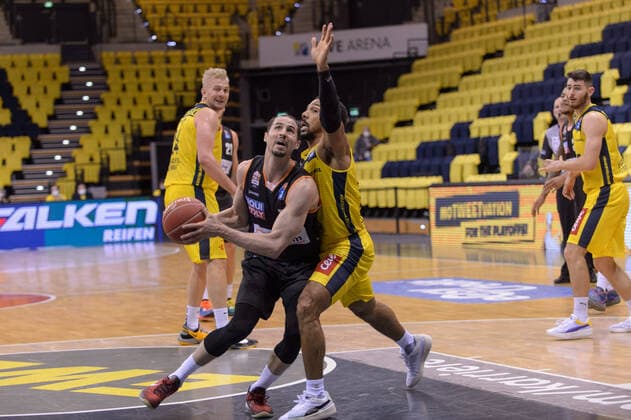 John PETRUCELLI (7 ratiopharm ulm), Phil PRESSEY (25 EWE Baskets Oldenburg) bei der Partie EWE Baskets Oldenburg vs ratiopharm Ulm, Basketball, Bundesliga, 20.05.2021, Saison 2020 2021, Playoffs, Viertelfinale, 1. Spieltag ; Copyright: xErikxHillmer EIBNERx EP_ehr EWE Baskets Oldenburg vs ratiopharm Ulm, Basketball, Bundesliga, 20.05.2021, Saison 2020 2021, Playoffs, Viertelfinale, 1. Spieltag Oldenburg Copyright: xErikxHillmer EIBNERx EP_ehr