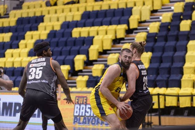 Nathan BOOTHE (45 EWE Baskets Oldenburg), Dylan OSETKOWSKI (21 ratiopharm ulm) bei der Partie EWE Baskets Oldenburg vs ratiopharm Ulm, Basketball, Bundesliga, 20.05.2021, Saison 2020 2021, Playoffs, Viertelfinale, 1. Spieltag ; Copyright: xErikxHillmer EIBNERx EP_ehr EWE Baskets Oldenburg vs ratiopharm Ulm, Basketball, Bundesliga, 20.05.2021, Saison 2020 2021, Playoffs, Viertelfinale, 1. Spieltag Oldenburg Copyright: xErikxHillmer EIBNERx EP_ehr