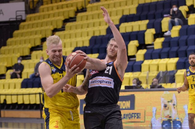 Rasid MAHALBASIC (24 EWE Baskets Oldenburg) zieht zum Korb gegen Dylan OSETKOWSKI (21 ratiopharm ulm) bei der Partie EWE Baskets Oldenburg vs ratiopharm Ulm, Basketball, Bundesliga, 20.05.2021, Saison 2020 2021, Playoffs, Viertelfinale, 1. Spieltag ; Copyright: xErikxHillmer EIBNERx EP_ehr EWE Baskets Oldenburg vs ratiopharm Ulm, Basketball, Bundesliga, 20.05.2021, Saison 2020 2021, Playoffs, Viertelfinale, 1. Spieltag Oldenburg Copyright: xErikxHillmer EIBNERx EP_ehr