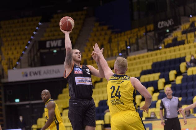 Dylan OSETKOWSKI (21 ratiopharm ulm), Rasid MAHALBASIC (24 EWE Baskets Oldenburg) bei der Partie EWE Baskets Oldenburg vs ratiopharm Ulm, Basketball, Bundesliga, 20.05.2021, Saison 2020 2021, Playoffs, Viertelfinale, 1. Spieltag ; Copyright: xErikxHillmer EIBNERx EP_ehr EWE Baskets Oldenburg vs ratiopharm Ulm, Basketball, Bundesliga, 20.05.2021, Saison 2020 2021, Playoffs, Viertelfinale, 1. Spieltag Oldenburg Copyright: xErikxHillmer EIBNERx EP_ehr