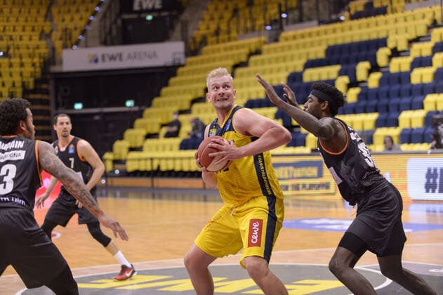 Rasid MAHALBASIC (24 EWE Baskets Oldenburg) zieht zum Korb gegen Aric HOLMAN (35 ratiopharm ulm) bei der Partie EWE Baskets Oldenburg vs ratiopharm Ulm, Basketball, Bundesliga, 20.05.2021, Saison 2020 2021, Playoffs, Viertelfinale, 1. Spieltag ; Copyright: xErikxHillmer EIBNERx EP_ehr EWE Baskets Oldenburg vs ratiopharm Ulm, Basketball, Bundesliga, 20.05.2021, Saison 2020 2021, Playoffs, Viertelfinale, 1. Spieltag Oldenburg Copyright: xErikxHillmer EIBNERx EP_ehr