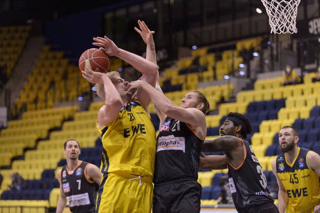 Rasid MAHALBASIC (24 EWE Baskets Oldenburg) wird geblockt von Dylan OSETKOWSKI (21 ratiopharm ulm), Aric HOLMAN (35 ratiopharm ulm) bei der Partie EWE Baskets Oldenburg vs ratiopharm Ulm, Basketball, Bundesliga, 20.05.2021, Saison 2020 2021, Playoffs, Viertelfinale, 1. Spieltag ; Copyright: xErikxHillmer EIBNERx EP_ehr EWE Baskets Oldenburg vs ratiopharm Ulm, Basketball, Bundesliga, 20.05.2021, Saison 2020 2021, Playoffs, Viertelfinale, 1. Spieltag Oldenburg Copyright: xErikxHillmer EIBNERx EP_ehr