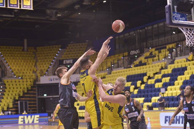 Marius STOLL (9 ratiopharm ulm), Sebastian HERRERA (7 EWE Baskets Oldenburg), Rasid MAHALBASIC (24 EWE Baskets Oldenburg) bei der Partie EWE Baskets Oldenburg vs ratiopharm Ulm, Basketball, Bundesliga, 20.05.2021, Saison 2020 2021, Playoffs, Viertelfinale, 1. Spieltag ; Copyright: xErikxHillmer EIBNERx EP_ehr EWE Baskets Oldenburg vs ratiopharm Ulm, Basketball, Bundesliga, 20.05.2021, Saison 2020 2021, Playoffs, Viertelfinale, 1. Spieltag Oldenburg Copyright: xErikxHillmer EIBNERx EP_ehr