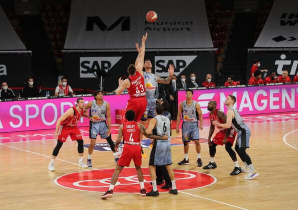 Tip-Off der Partie GER, FC Bayern Basketball vs. Hakro Merlins Crailsheim, Basketball, 1.Bundesliga, Playoffs 2020 2021, Viertelfinale Spiel 2, 21.05.2021, GER, FC Bayern Basketball vs. Hakro Merlins Crailsheim, Basketball, 1.Bundesliga, Playoffs 2020 2021, Viertelfinale Spiel 2, 21.05.2021, Muenchen Copyright: xEIBNER MarcelxEngelbrechtx EP_EER