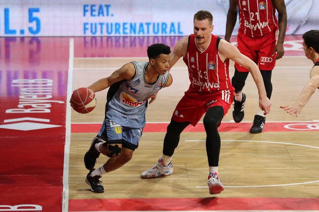 Zweikampf zwischen Trae Bell-Haynes (Crailsheim) und Leon Radosevic (Muenchen) GER, FC Bayern Basketball vs. Hakro Merlins Crailsheim, Basketball, 1.Bundesliga, Playoffs 2020 2021, Viertelfinale Spiel 2, 21.05.2021, GER, FC Bayern Basketball vs. Hakro Merlins Crailsheim, Basketball, 1.Bundesliga, Playoffs 2020 2021, Viertelfinale Spiel 2, 21.05.2021, Muenchen Copyright: xEIBNER MarcelxEngelbrechtx EP_EER