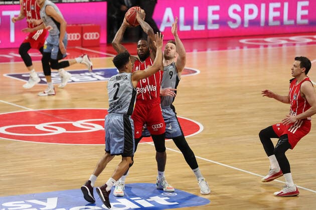 Jalen Reynolds (Muenchen) wird von Trae Bell-Haynes (Crailsheim) und Fabian Bleck bedraengt GER, FC Bayern Basketball vs. Hakro Merlins Crailsheim, Basketball, 1.Bundesliga, Playoffs 2020 2021, Viertelfinale Spiel 2, 21.05.2021, GER, FC Bayern Basketball vs. Hakro Merlins Crailsheim, Basketball, 1.Bundesliga, Playoffs 2020 2021, Viertelfinale Spiel 2, 21.05.2021, Muenchen Copyright: xEIBNER MarcelxEngelbrechtx EP_EER