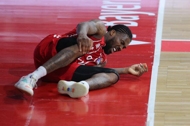 Jalen Reynolds (Muenchen) haelt sich das rechte Knie GER, FC Bayern Basketball vs. Hakro Merlins Crailsheim, Basketball, 1.Bundesliga, Playoffs 2020 2021, Viertelfinale Spiel 2, 21.05.2021, GER, FC Bayern Basketball vs. Hakro Merlins Crailsheim, Basketball, 1.Bundesliga, Playoffs 2020 2021, Viertelfinale Spiel 2, 21.05.2021, Muenchen Copyright: xEIBNER MarcelxEngelbrechtx EP_EER