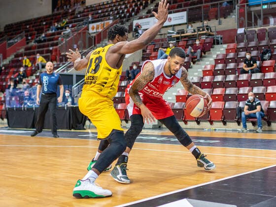 Yorman Polas Bartolo (MHP Riesen Ludwigsburg, 13), Tyler Larson (Brose Bamberg, 55), MHP Riesen Ludwigsburg vs. Brose Bamberg, Basketball, Bundesliga, Playoffs, Spiel 2, easycredit BBL, 21.05.2021, MHP Riesen Ludwigsburg vs. Brose Bamberg, Basketball, Bundesliga, Playoffs, Spiel 2, easycredit BBL, 21.05.2021 Ludwigsburg Copyright: xEibner-Pressefoto SaschaxWaltherx EP_swa