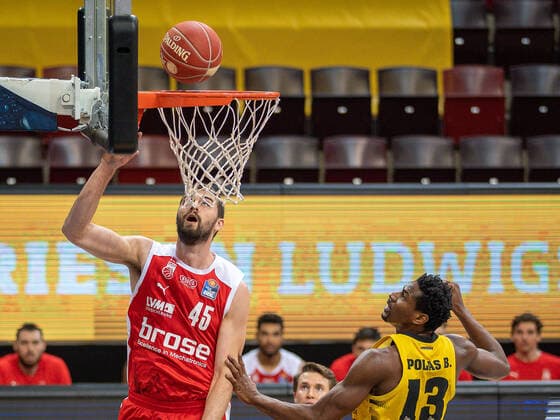 David Kravish (Brose Bamberg, 45), Yorman Polas Bartolo (MHP Riesen Ludwigsburg, 13), MHP Riesen Ludwigsburg vs. Brose Bamberg, Basketball, Bundesliga, Playoffs, Spiel 2, easycredit BBL, 21.05.2021, MHP Riesen Ludwigsburg vs. Brose Bamberg, Basketball, Bundesliga, Playoffs, Spiel 2, easycredit BBL, 21.05.2021 Ludwigsburg Copyright: xEibner-Pressefoto SaschaxWaltherx EP_swa
