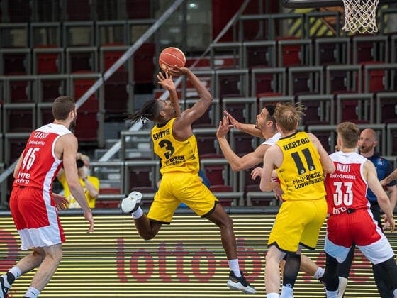 David Kravish (Brose Bamberg, 45), Jaleen Smith (MHP Riesen Ludwigsburg, 03), Lukas Herzog (MHP Riesen Ludwigsburg, 11), Bennet Hundt (Brose Bamberg, 33), MHP Riesen Ludwigsburg vs. Brose Bamberg, Basketball, Bundesliga, Playoffs, Spiel 2, easycredit BBL, 21.05.2021, MHP Riesen Ludwigsburg vs. Brose Bamberg, Basketball, Bundesliga, Playoffs, Spiel 2, easycredit BBL, 21.05.2021 Ludwigsburg Copyright: xEibner-Pressefoto SaschaxWaltherx EP_swa