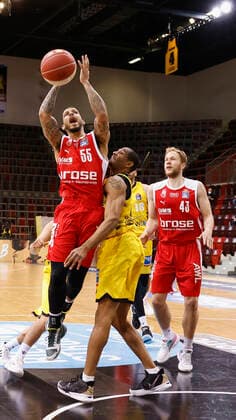 21.05.2021, Basketball, BBL 2020 2021, Viertelfinale, 2. Spieltag, MHP RIESEN Ludwigsburg - Brose Bamberg, GER, Ludwigsburg, MHPArena, v. li. Tyler Larson (Brose Bamberg), Tremmell Darden (MHP RIESEN) und Christian Sengfelder (Brose Bamberg) Copyright: HMBxMedia xHeikoxBecker