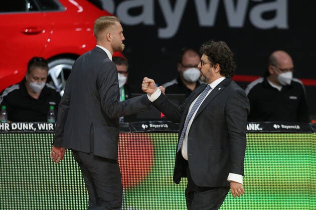 Cheftrainer Tuomas Iisalo (Crailsheim) und Cheftrainer Andrea Trinchieri (Muenchen) nach Spielende GER, FC Bayern Basketball vs. Hakro Merlins Crailsheim, Basketball, 1.Bundesliga, Playoffs 2020 2021, Viertelfinale Spiel 2, 21.05.2021, GER, FC Bayern Basketball vs. Hakro Merlins Crailsheim, Basketball, 1.Bundesliga, Playoffs 2020 2021, Viertelfinale Spiel 2, 21.05.2021, Muenchen Copyright: xEIBNER MarcelxEngelbrechtx EP_EER