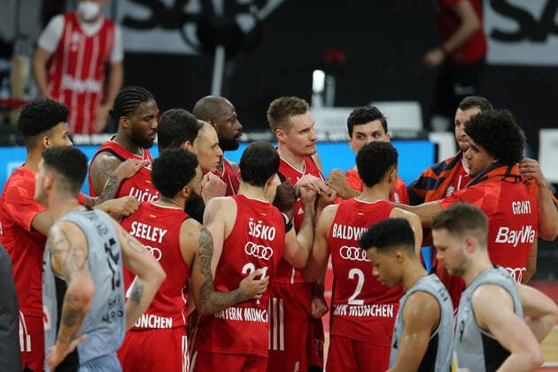 FC Bayern Basketball nach Spielende GER, FC Bayern Basketball vs. Hakro Merlins Crailsheim, Basketball, 1.Bundesliga, Playoffs 2020 2021, Viertelfinale Spiel 2, 21.05.2021, GER, FC Bayern Basketball vs. Hakro Merlins Crailsheim, Basketball, 1.Bundesliga, Playoffs 2020 2021, Viertelfinale Spiel 2, 21.05.2021, Muenchen Copyright: xEIBNER MarcelxEngelbrechtx EP_EER