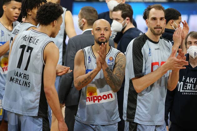 Elias Lasisi (Crailsheim) klatscht GER, FC Bayern Basketball vs. Hakro Merlins Crailsheim, Basketball, 1.Bundesliga, Playoffs 2020 2021, Viertelfinale Spiel 2, 21.05.2021, GER, FC Bayern Basketball vs. Hakro Merlins Crailsheim, Basketball, 1.Bundesliga, Playoffs 2020 2021, Viertelfinale Spiel 2, 21.05.2021, Muenchen Copyright: xEIBNER MarcelxEngelbrechtx EP_EER