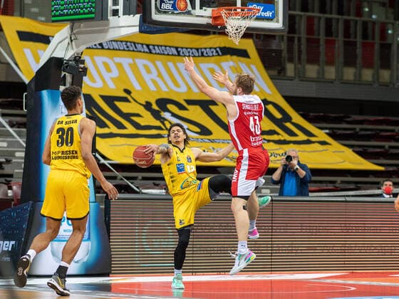 Oscar DA Silva (MHP Riesen Ludwigsburg, 30), Jonah Radebaugh (MHP Riesen Ludwigsburg, 12), Christian Sengfelder (Brose Bamberg, 43), Defense, Block MHP Riesen Ludwigsburg vs. Brose Bamberg, Basketball, Bundesliga, Playoffs, Spiel 2, easycredit BBL, 21.05.2021, MHP Riesen Ludwigsburg vs. Brose Bamberg, Basketball, Bundesliga, Playoffs, Spiel 2, easycredit BBL, 21.05.2021 Ludwigsburg Copyright: xEibner-Pressefoto SaschaxWaltherx EP_swa