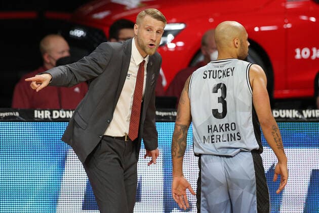Cheftrainer Tuomas Iisalo (Crailsheim) gibt Anweisungen an Maurice Stuckey (Crailsheim) GER, FC Bayern Basketball vs. Hakro Merlins Crailsheim, Basketball, 1.Bundesliga, Playoffs 2020 2021, Viertelfinale Spiel 2, 21.05.2021, GER, FC Bayern Basketball vs. Hakro Merlins Crailsheim, Basketball, 1.Bundesliga, Playoffs 2020 2021, Viertelfinale Spiel 2, 21.05.2021, Muenchen Copyright: xEIBNER MarcelxEngelbrechtx EP_EER