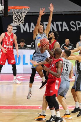 Jamuni McNeace (Crailsheim) versucht Dennis Seeley (Muenchen) zu blocken GER, FC Bayern Basketball vs. Hakro Merlins Crailsheim, Basketball, 1.Bundesliga, Playoffs 2020 2021, Viertelfinale Spiel 2, 21.05.2021, GER, FC Bayern Basketball vs. Hakro Merlins Crailsheim, Basketball, 1.Bundesliga, Playoffs 2020 2021, Viertelfinale Spiel 2, 21.05.2021, Muenchen Copyright: xEIBNER MarcelxEngelbrechtx EP_EER