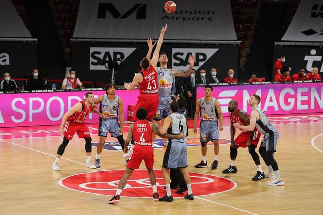 Tip-Off der Partie GER, FC Bayern Basketball vs. Hakro Merlins Crailsheim, Basketball, 1.Bundesliga, Playoffs 2020 2021, Viertelfinale Spiel 2, 21.05.2021, GER, FC Bayern Basketball vs. Hakro Merlins Crailsheim, Basketball, 1.Bundesliga, Playoffs 2020 2021, Viertelfinale Spiel 2, 21.05.2021, Muenchen Copyright: xEIBNER MarcelxEngelbrechtx EP_EER