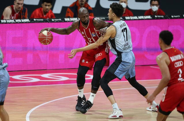 James Gist (Muenchen) im Zweikampf mit Jamuni McNeace (Crailsheim) GER, FC Bayern Basketball vs. Hakro Merlins Crailsheim, Basketball, 1.Bundesliga, Playoffs 2020 2021, Viertelfinale Spiel 2, 21.05.2021, GER, FC Bayern Basketball vs. Hakro Merlins Crailsheim, Basketball, 1.Bundesliga, Playoffs 2020 2021, Viertelfinale Spiel 2, 21.05.2021, Muenchen Copyright: xEIBNER MarcelxEngelbrechtx EP_EER