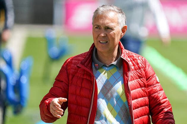 Jürgen Press (Trainer, Cheftrainer, KFC), gibt Anweisungen, gestikuliert, mit den Armen gestikulieren, gives instructions, gesticulate, Einzelbild, Aktion, Action, 22.05.2021, Mannheim (Deutschland), Fussball, 3. Liga, SV Waldhof Mannheim - KFC Uerdingen 05, DFB DFL REGULATIONS PROHIBIT ANY USE OF PHOTOGRAPHS AS IMAGE SEQUENCES AND OR QUASI-VIDEO.