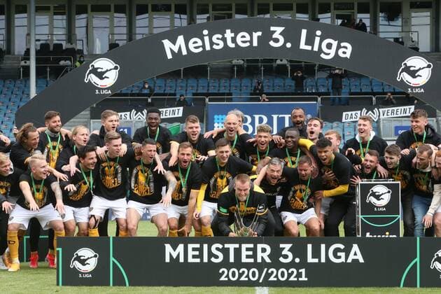 Jubel zum Meistertitel, Meister der 3. Liga, Übergabe des Meisterpokals, Mannschaftsbild, Meisterfeier, Pokalübergabe, Pokal für Dynamo Dresden , Wehen Wiesbaden - Dynamo Dresden, 3. Liga, Fussball, Saison 2020 2021, letzter Spieltag, 38. Spieltag, 22.05.2021, -
