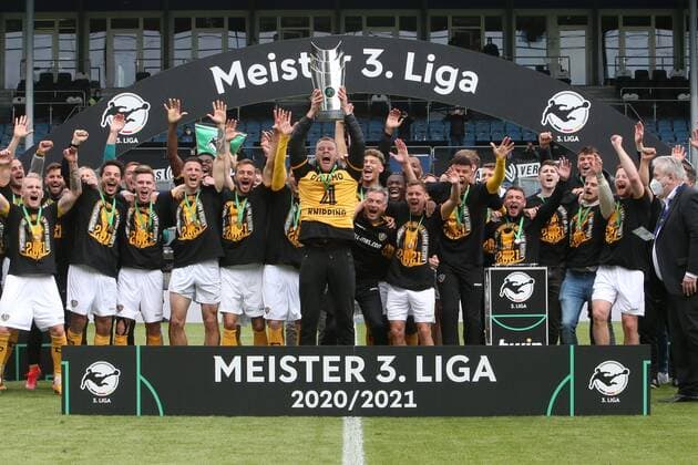 Kapitän Tim Knipping (Dynamo Dresden, Nr. 4) mit dem Pokal, Jubel zum Meistertitel, Meister der 3. Liga, Übergabe des Meisterpokals, Mannschaftsbild, Meisterfeier, Pokalübergabe, Pokal für Dynamo Dresden , Wehen Wiesbaden - Dynamo Dresden, 3. Liga, Fussball, Saison 2020 2021, letzter Spieltag, 38. Spieltag, 22.05.2021, -