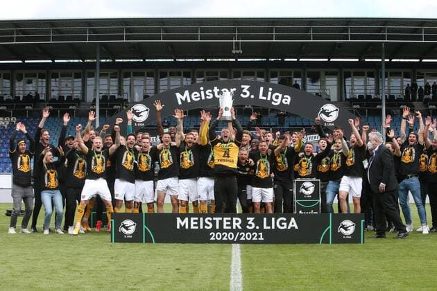 Kapitän Tim Knipping (Dynamo Dresden, Nr. 4) mit dem Pokal, Jubel zum Meistertitel, Meister der 3. Liga, Übergabe des Meisterpokals, Mannschaftsbild, Meisterfeier, Pokalübergabe, Pokal für Dynamo Dresden , Wehen Wiesbaden - Dynamo Dresden, 3. Liga, Fussball, Saison 2020 2021, letzter Spieltag, 38. Spieltag, 22.05.2021, -