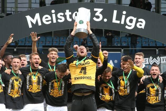 Kapitän Tim Knipping (Dynamo Dresden, Nr. 4) mit dem Pokal, Jubel zum Meistertitel, Meister der 3. Liga, Übergabe des Meisterpokals, Mannschaftsbild, Meisterfeier, Pokalübergabe, Pokal für Dynamo Dresden , Wehen Wiesbaden - Dynamo Dresden, 3. Liga, Fussball, Saison 2020 2021, letzter Spieltag, 38. Spieltag, 22.05.2021, -