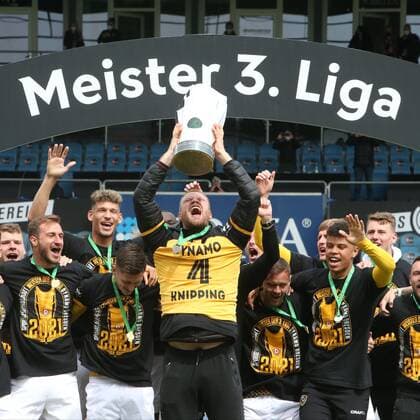 Kapitän Tim Knipping (Dynamo Dresden, Nr. 4) mit dem Pokal, Jubel zum Meistertitel, Meister der 3. Liga, Übergabe des Meisterpokals, Mannschaftsbild, Meisterfeier, Pokalübergabe, Pokal für Dynamo Dresden , Wehen Wiesbaden - Dynamo Dresden, 3. Liga, Fussball, Saison 2020 2021, letzter Spieltag, 38. Spieltag, 22.05.2021, -