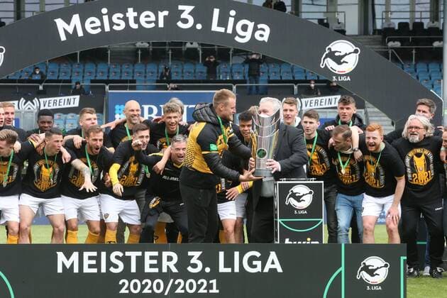 Pokalübergabe an Kapitän Tim Knipping (Dynamo Dresden, Nr. 4) mit dem Pokal, Jubel zum Meistertitel, Meister der 3. Liga, Übergabe des Meisterpokals, Mannschaftsbild, Meisterfeier, Pokalübergabe, Pokal für Dynamo Dresden , Wehen Wiesbaden - Dynamo Dresden, 3. Liga, Fussball, Saison 2020 2021, letzter Spieltag, 38. Spieltag, 22.05.2021, -
