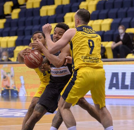 Phil PRESSEY (25 EWE Baskets Oldenburg), Troy CAUPAIN (23 ratiopharm ulm), Karsten TADDA (9 EWE Baskets Oldenburg) bei der Partie EWE Baskets Oldenburg vs ratiopharm Ulm, Basketball, Bundesliga, 22.05.2021, Saison 2020 2021, Playoffs, Viertelfinale, 2. Spieltag ; Copyright: xErikxHillmer EIBNERx EP_ehr EWE Baskets Oldenburg vs ratiopharm Ulm, Basketball, Bundesliga, 22.05.2021, Saison 2020 2021, Playoffs, Viertelfinale, 2. Spieltag Oldenburg Copyright: xErikxHillmer EIBNERx EP_ehr