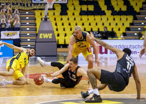 Oldenburg, Niedersachsen, DEU, 22.05.2021, Nicolas Bretzel (Mitte, Ratiopharm Ulm), Rasid Mahalbasic (Mitte, EWE Baskets Oldenburg), Sebastian Herrera (links, EWE Baskets Oldenburg) und Isaiah Wilkins (rechts, Ratiopharm Ulm). EWE Baskets Oldenburg vs. Ratiopharm Ulm. Basketball Bundesliga Playoffs Viertelfinale 2. Spieltag, Grosse EWE Arena. Playoffs EWE Baskets Oldenburg vs. Ratiopharm Ulm