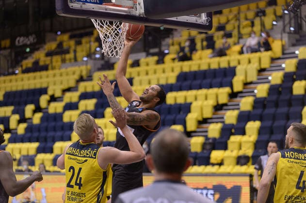 Rasid MAHALBASIC (24 EWE Baskets Oldenburg), John PETRUCELLI (7 ratiopharm ulm) bei der Partie EWE Baskets Oldenburg vs ratiopharm Ulm, Basketball, Bundesliga, 22.05.2021, Saison 2020 2021, Playoffs, Viertelfinale, 2. Spieltag ; Copyright: xErikxHillmer EIBNERx EP_ehr EWE Baskets Oldenburg vs ratiopharm Ulm, Basketball, Bundesliga, 22.05.2021, Saison 2020 2021, Playoffs, Viertelfinale, 2. Spieltag Oldenburg Copyright: xErikxHillmer EIBNERx EP_ehr