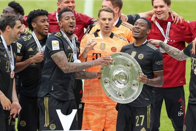 FC Bayern Muenchen vs. FC Augsburg, 1. Bundesliga, 34. Spieltag, 22.05.2021 Die Bayern feiern die Meisteschaft, Jerome Boateng 17 (FC Bayern Muenchen), Manuel Neuer 1 (FC Bayern Muenchen), David Alaba 27 (FC Bayern Muenchen) haelt die Meisterschale in den Haenden, FC Bayern Muenchen vs. FC Augsburg, 1. Bundesliga, 34. Spieltag, 22.05.2021, Foto: Christian Kolbert kolbert-press Pool - Editorial Use ONLY - DFL regulations prohibit any use of photographs as image sequences and or quasi-video - National and International News Agencies OUT Muenchen Allianz Arena Bayern Deutschland
