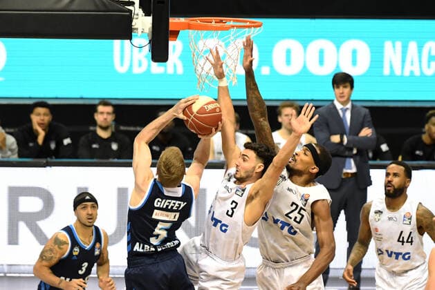 Basketball, Herren, Saison 2020 2021, Bundesliga (Viertelfinale, Spiel 2), Alba Berlin - Hamburg Towers, v.l. Niels Giffey (Alba Berlin), Maximilian DiLeo (Hamburg Towers), Terry Allen (Hamburg Towers), 22.05. 2021, Copyright: xSebastianxRäppoldx xMatthiasxKox