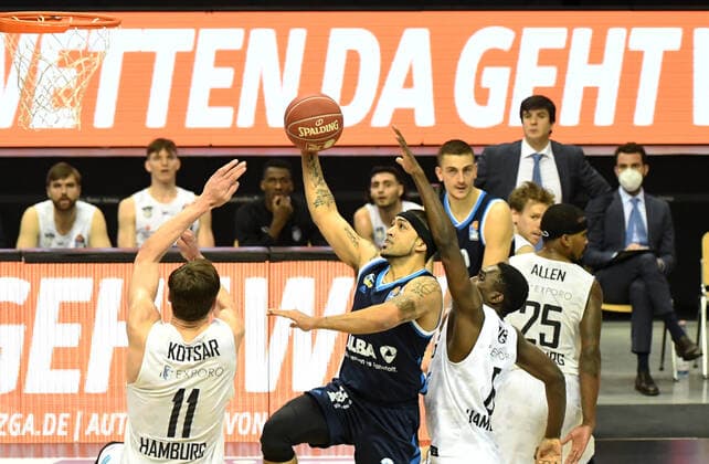 Basketball, Herren, Saison 2020 2021, Bundesliga (Viertelfinale, Spiel 2), Alba Berlin - Hamburg Towers, v.l. Maik Kotsar (Hamburg Towers), Peyton Siva (Alba Berlin), Osaro Jürgen Rich Igbeneweka (Hamburg Towers), 22.05. 2021, Copyright: xSebastianxRäppoldx xMatthiasxKox