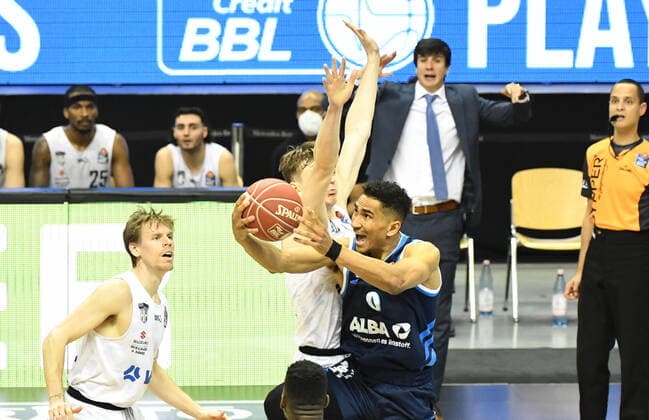 Basketball, Herren, Saison 2020 2021, Bundesliga (Viertelfinale, Spiel 2), Alba Berlin - Hamburg Towers, v.l. Jordan Swing (Hamburg Towers), Justus Hollatz (Hamburg Towers), Maodo Lo (Alba Berlin), 22.05. 2021, Copyright: xSebastianxRäppoldx xMatthiasxKox