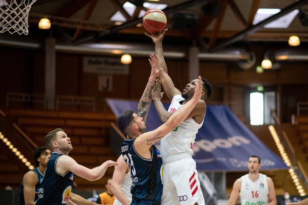 JaJuan Johnson (FC Bayern Muenchen Basketball) im Zweikampf mit Bogdan Radosavljevic (HAKRO Merlins Crailsheim), GER, HAKRO Merlins Crailsheim vs. FC Bayern Basketball, 23.05.2021, Play Off Viertelfinale Spiel 4, Basketball Bundesliga, Spielzeit 2020 2021. GER, HAKRO Merlins Crailsheim vs. FC Bayern Basketball, 23.05.2021, Play Off Viertelfinale Spiel 4, Basketball Bundesliga, Spielzeit 2020 202 Crailsheim Copyright: xEibnerxPressefoto MichaelxMemmlerx EP_MMR