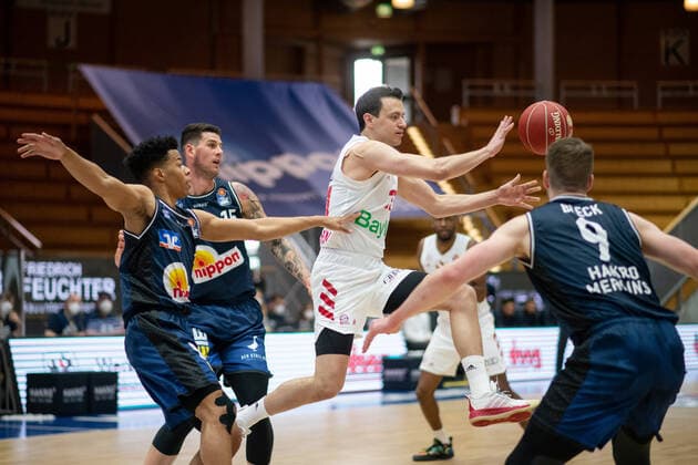 Sport Bilder des Tages Zan Mark Sisko (FC Bayern Muenchen Basketball) im Zweikampf mit Trae Bell-Haynes (HAKRO Merlins Crailsheim) und Fabian Bleck (HAKRO Merlins Crailsheim), GER, HAKRO Merlins Crailsheim vs. FC Bayern Basketball, 23.05.2021, Play Off Viertelfinale Spiel 4, Basketball Bundesliga, Spielzeit 2020 2021. GER, HAKRO Merlins Crailsheim vs. FC Bayern Basketball, 23.05.2021, Play Off Viertelfinale Spiel 4, Basketball Bundesliga, Spielzeit 2020 202 Crailsheim Copyright: xEibnerxPressefoto MichaelxMemmlerx EP_MMR